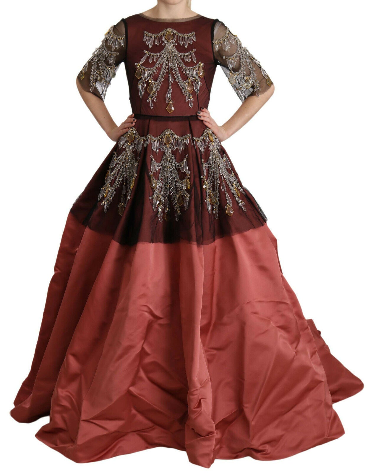 Elegante vestido de seda adornado con cristales