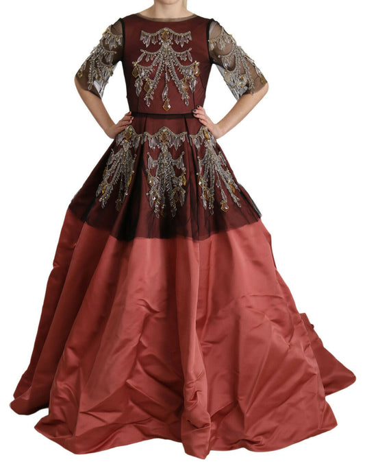 Elegante vestido de seda adornado con cristales
