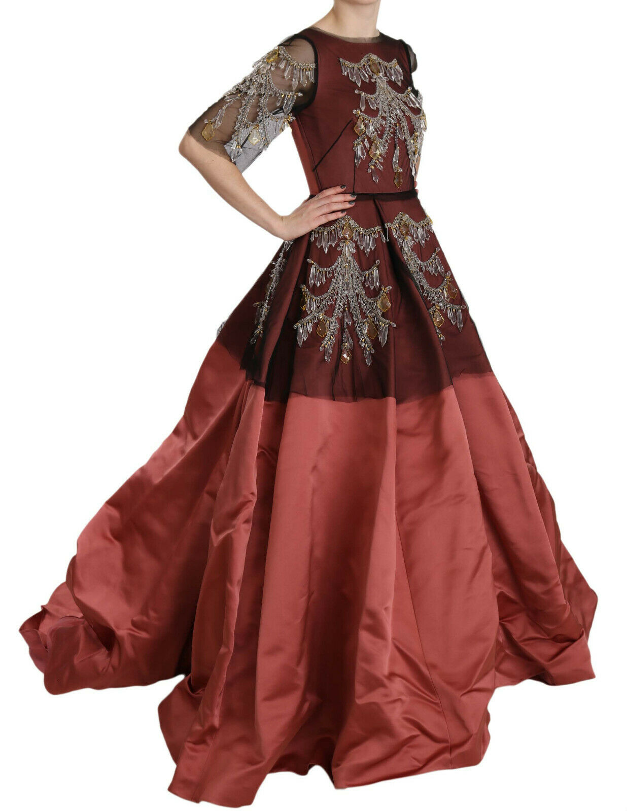 Elegante vestido de seda adornado con cristales