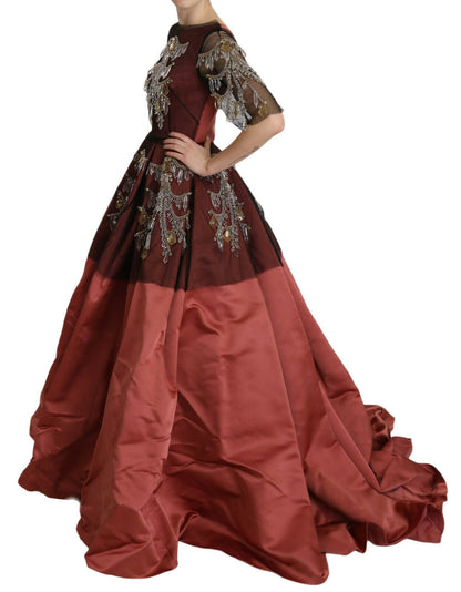 Elegante vestido de seda adornado con cristales