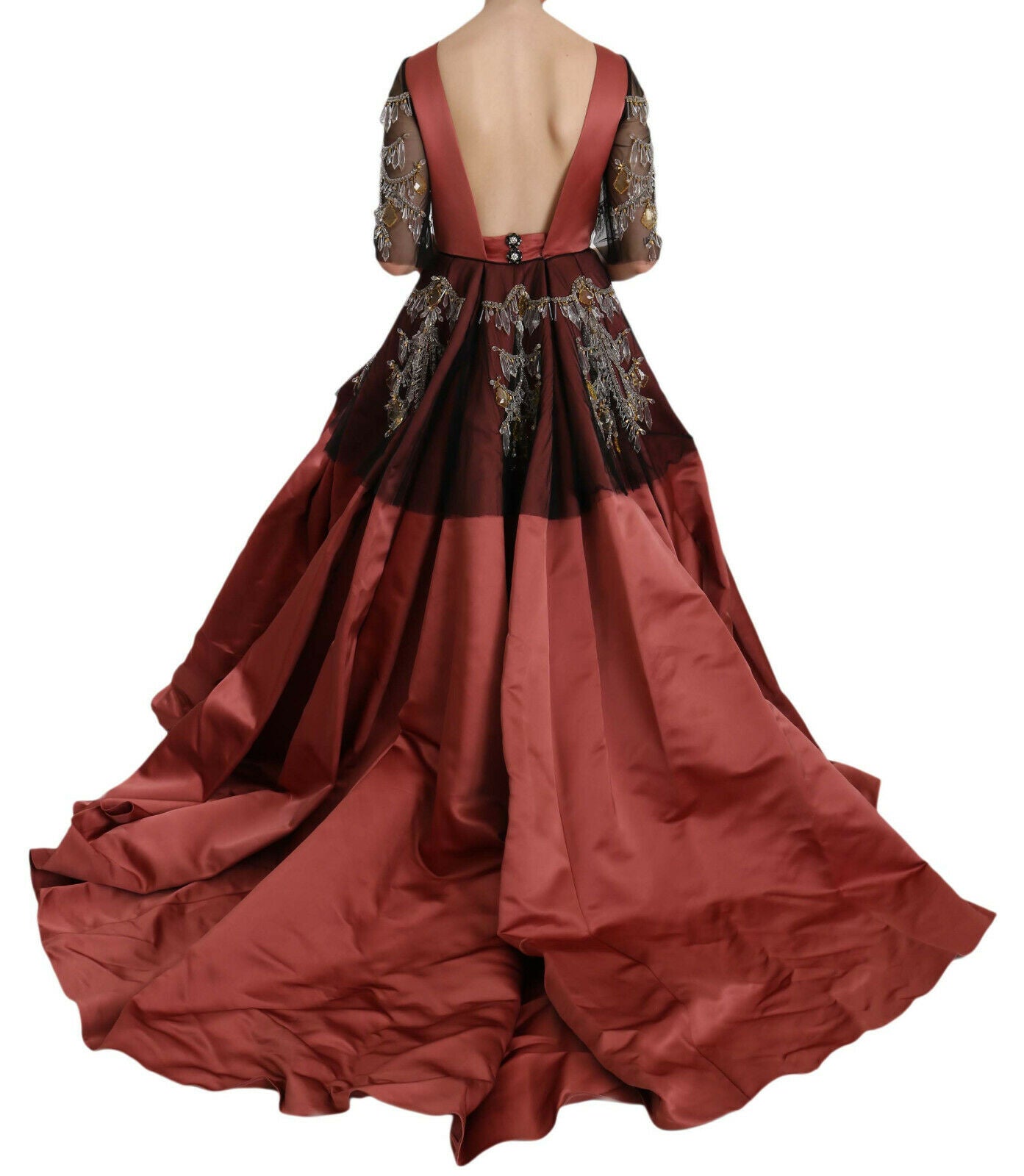 Elegante vestido de seda adornado con cristales