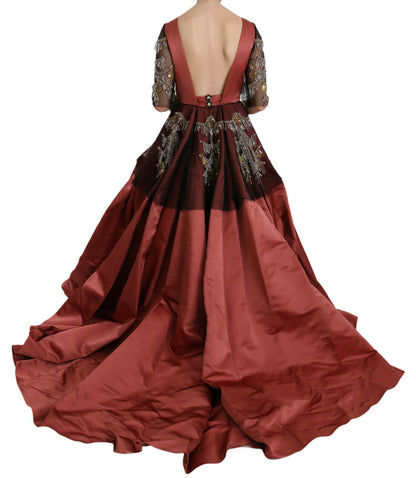 Elegante vestido de seda adornado con cristales