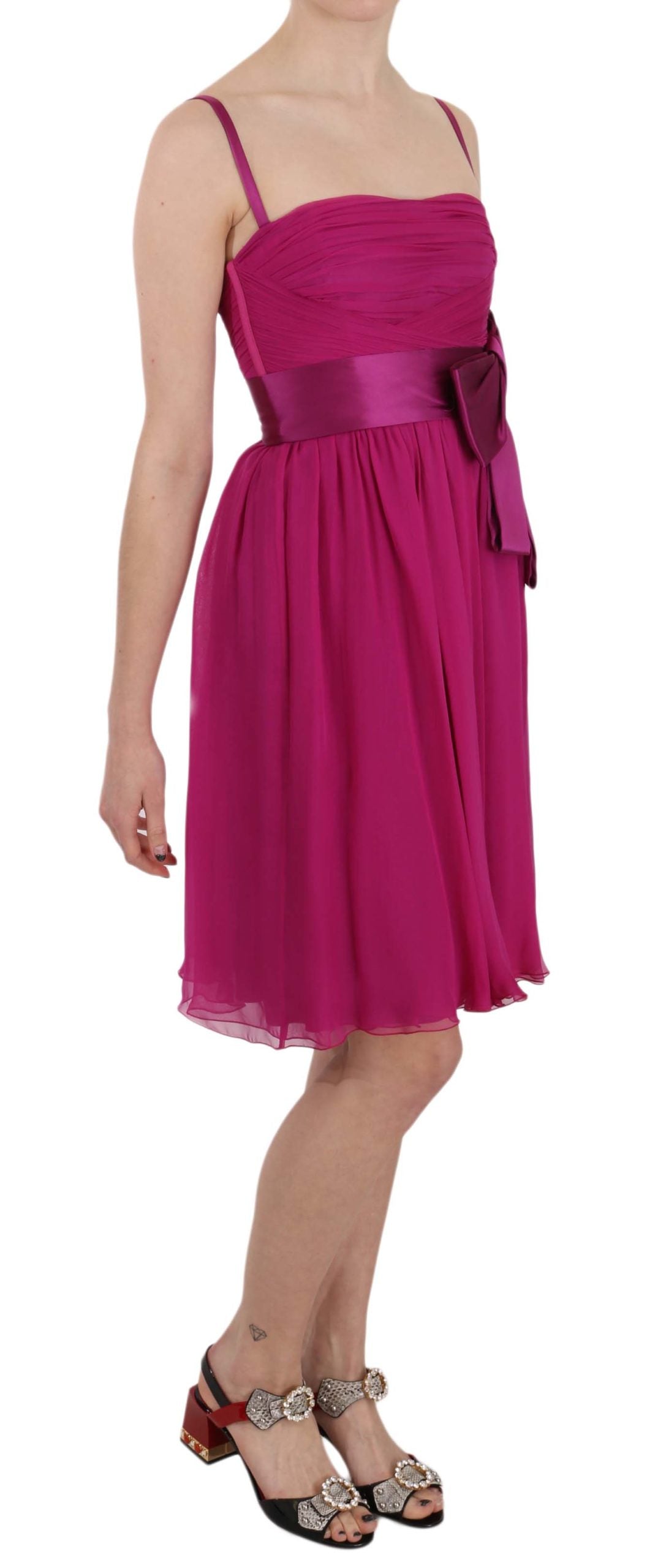 Elegante vestido de seda rosa fucsia con lazo delantero