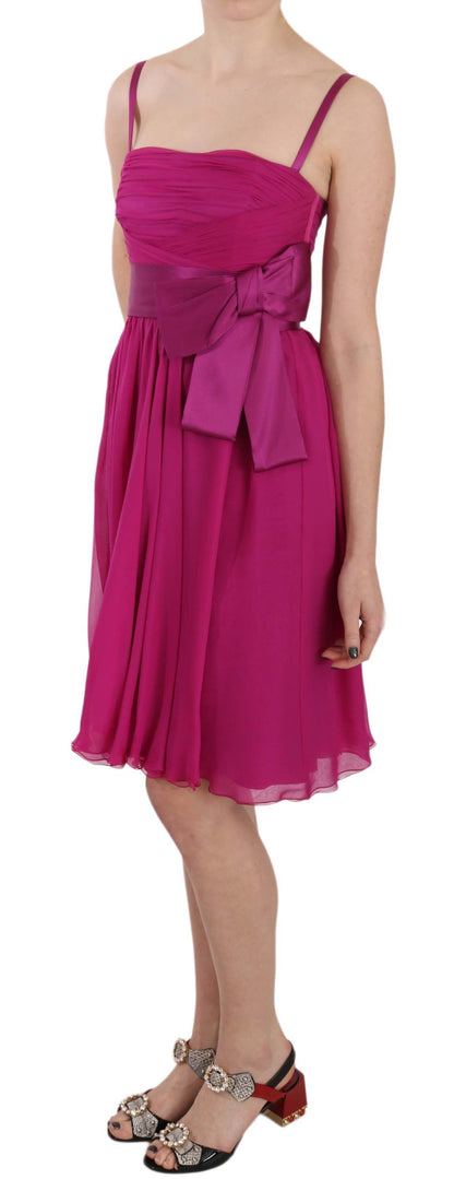 Elegante vestido de seda rosa fucsia con lazo delantero