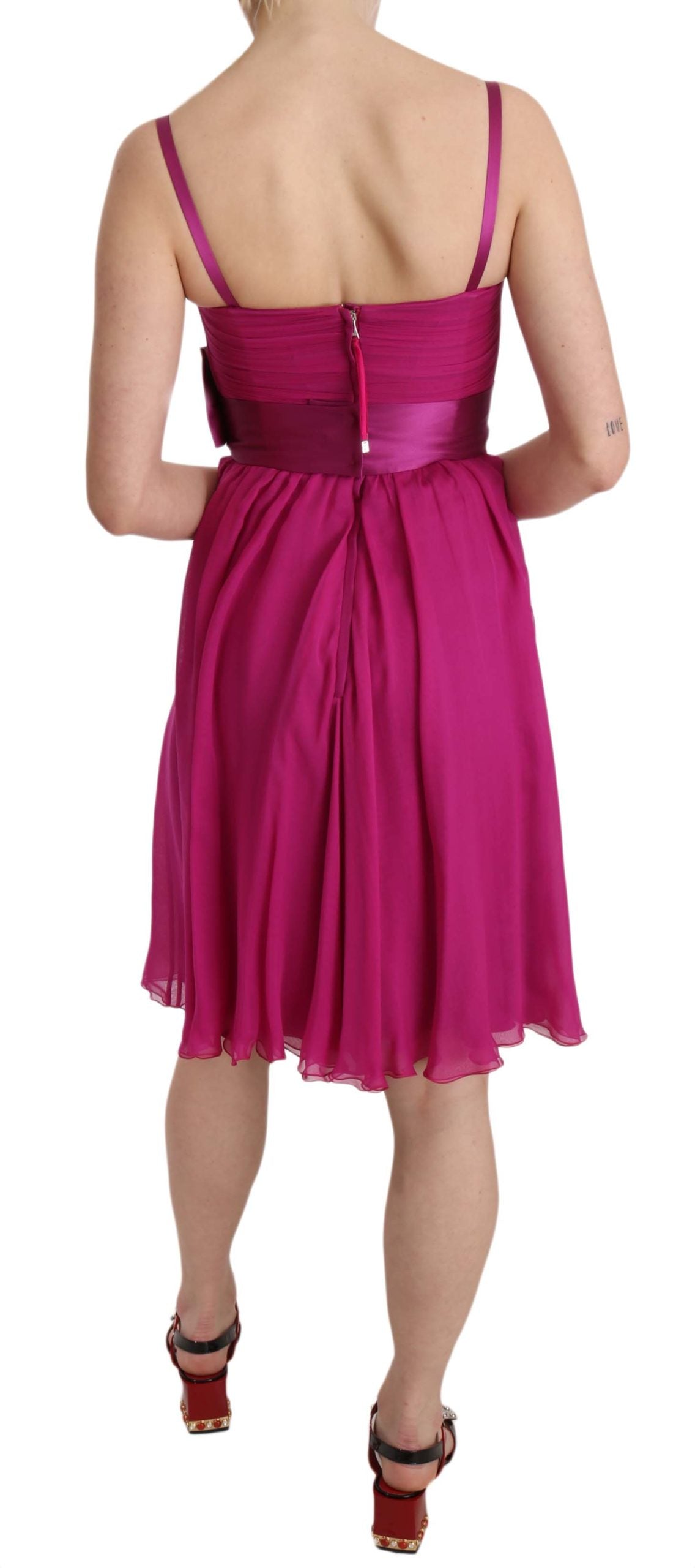 Elegante vestido de seda rosa fucsia con lazo delantero