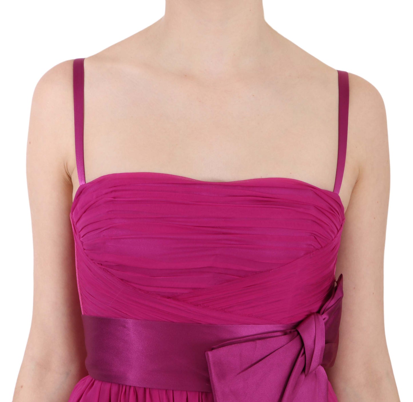 Elegante vestido de seda rosa fucsia con lazo delantero