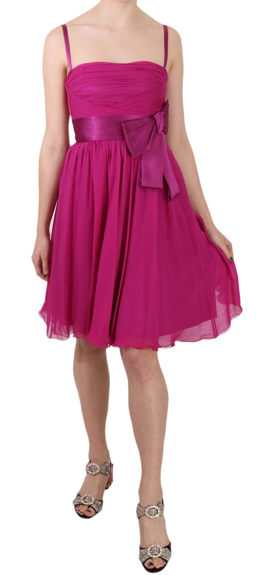 Elegante vestido de seda rosa fucsia con lazo delantero