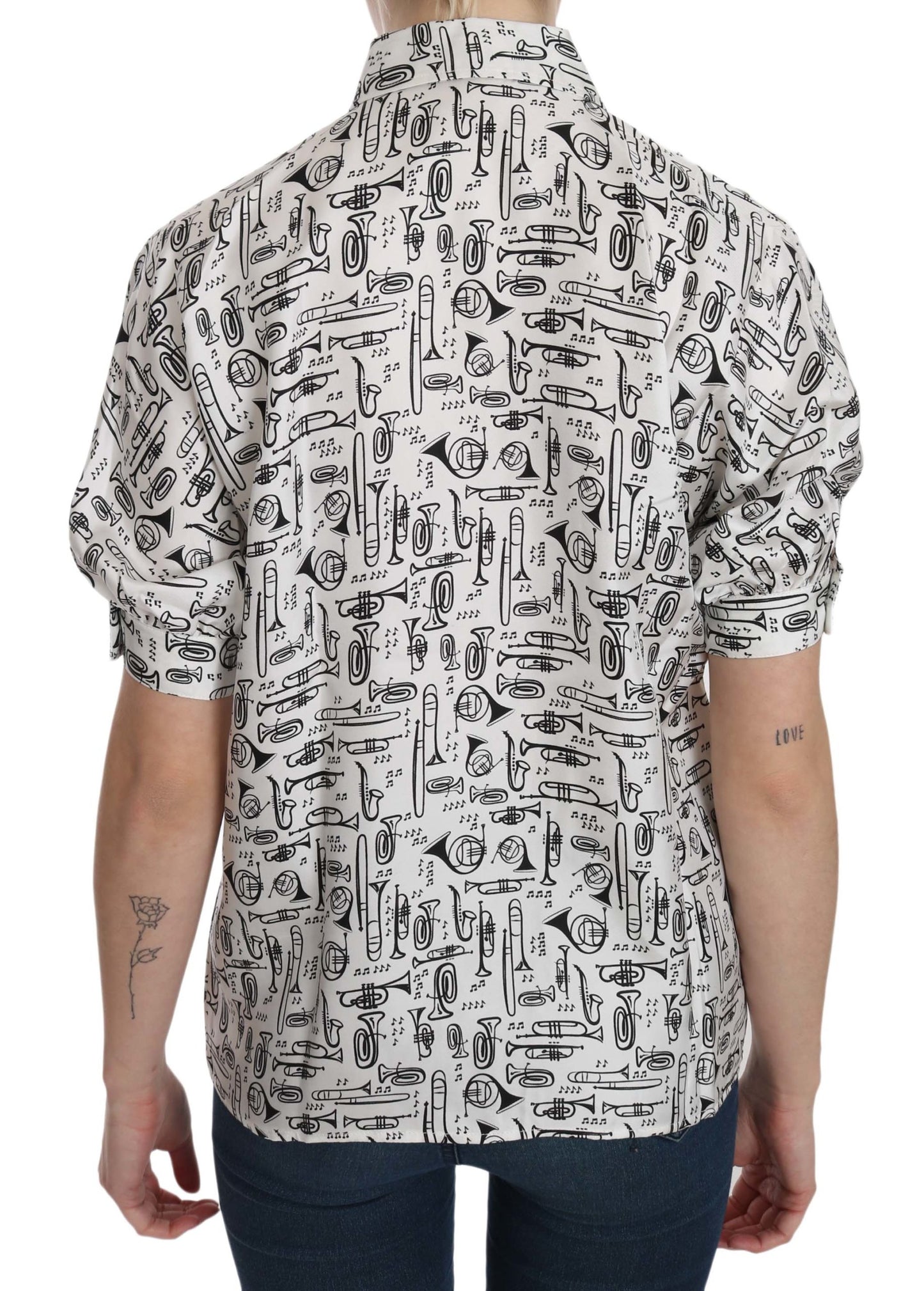 Top de seda con cuello y estampado de instrumentos musicales
