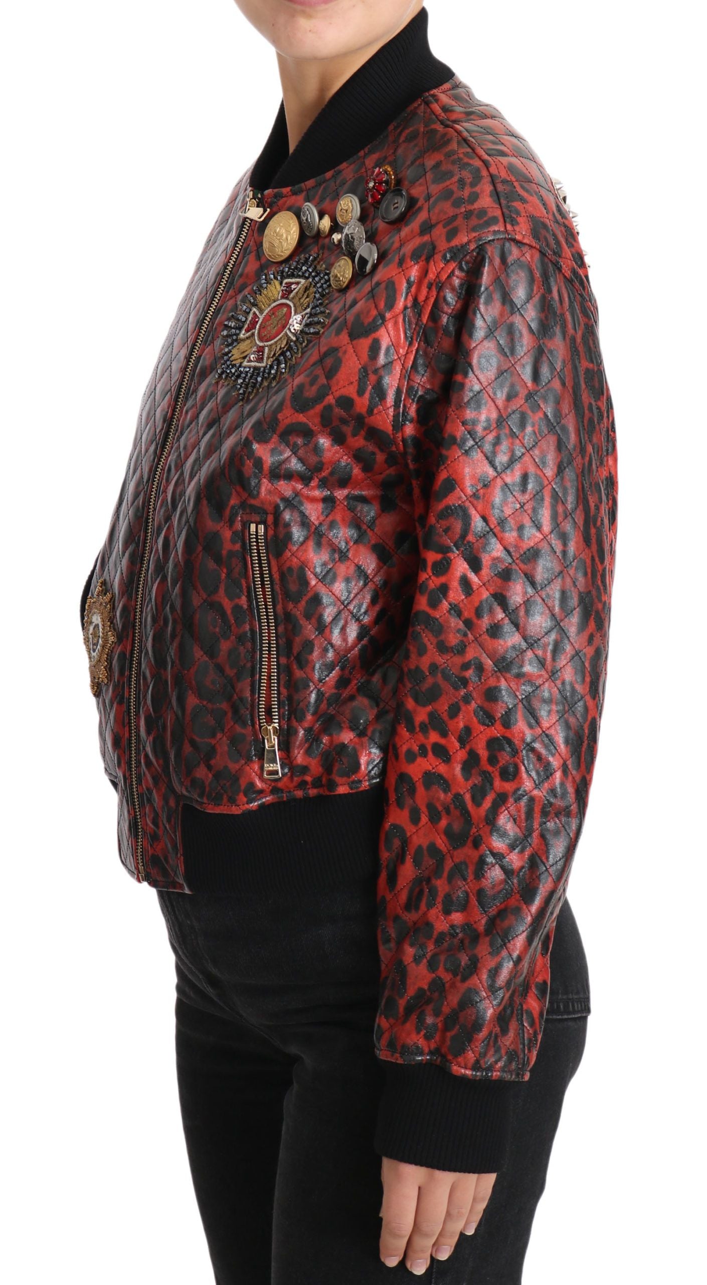Chaqueta bomber de cuero con estampado de leopardo rojo y botones de cristal