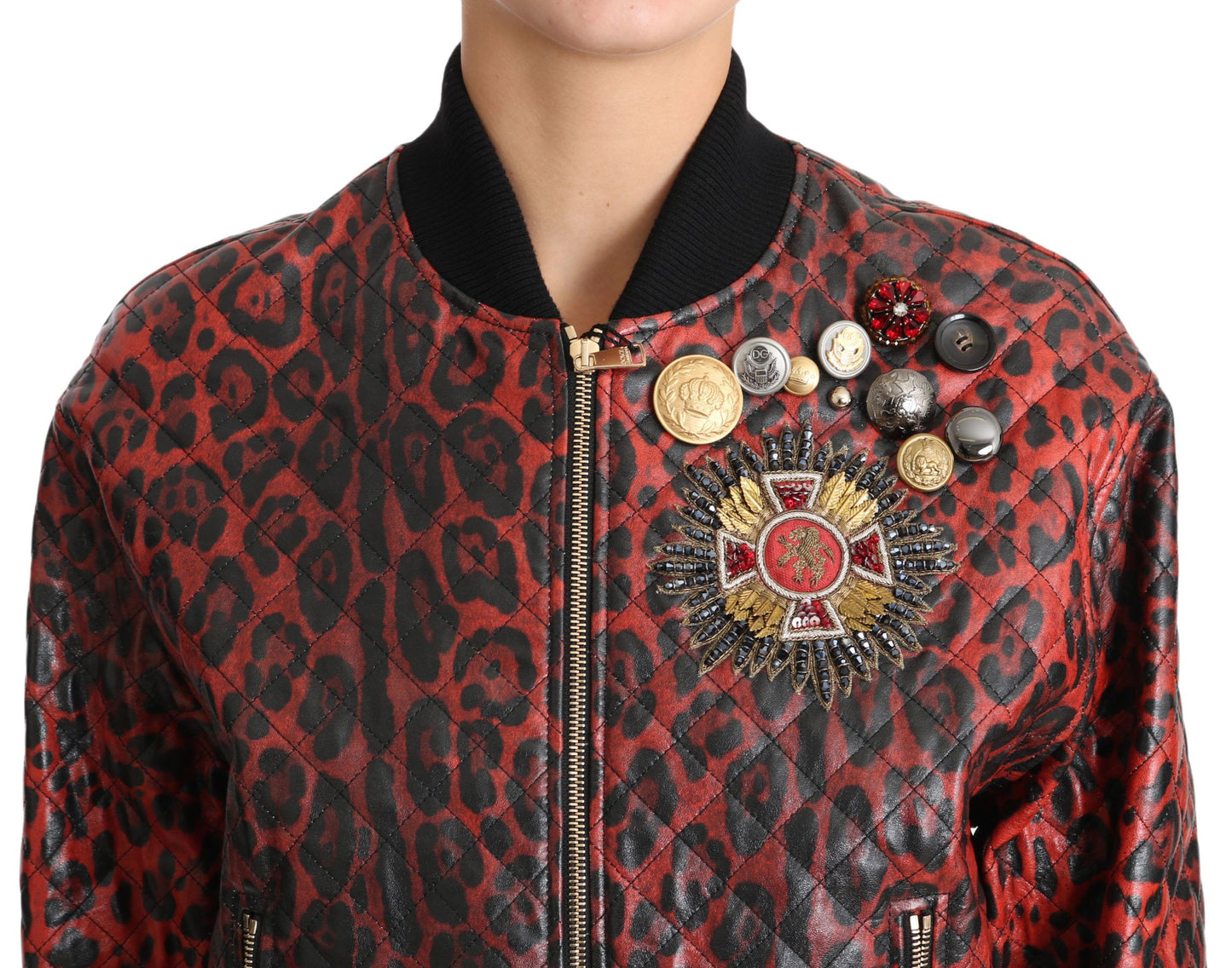 Chaqueta bomber de cuero con estampado de leopardo rojo y botones de cristal