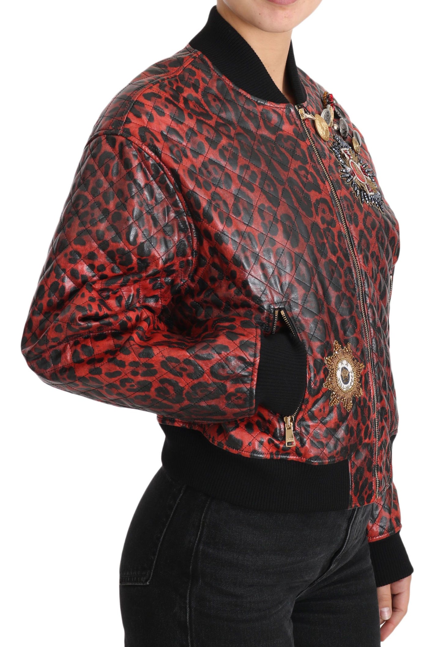 Chaqueta bomber de cuero con estampado de leopardo rojo y botones de cristal