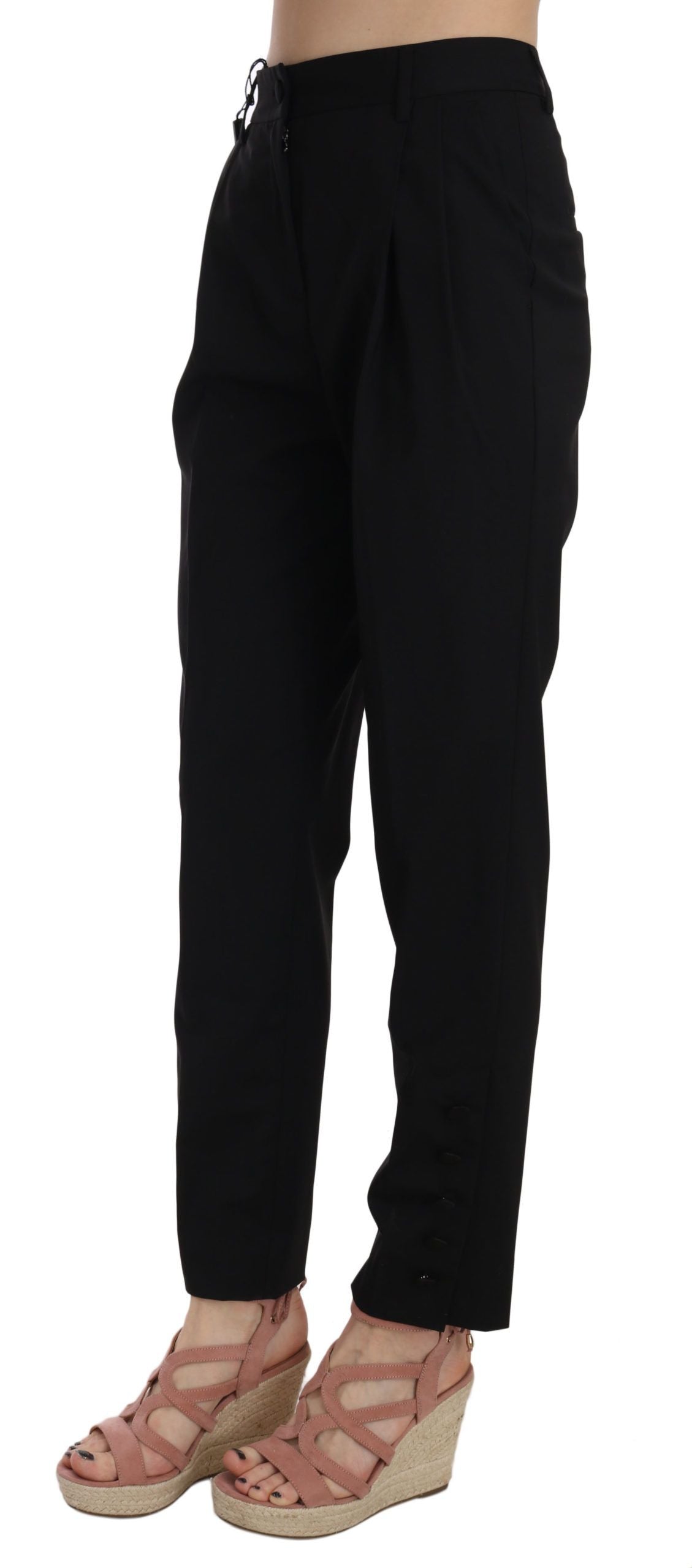 Elegantes pantalones negros cónicos plisados