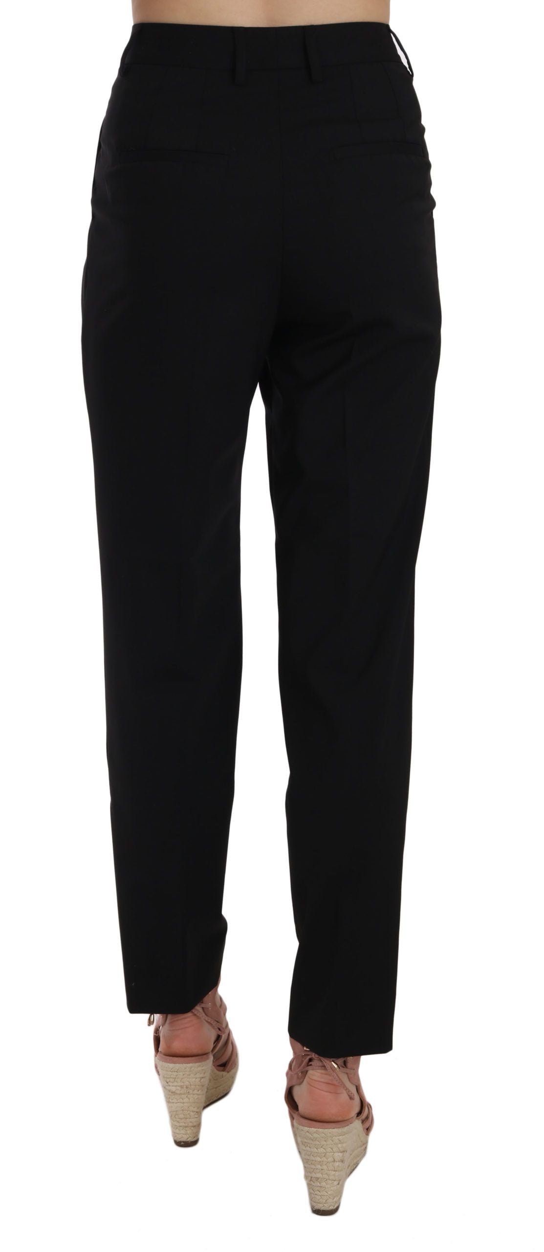 Elegantes pantalones negros cónicos plisados