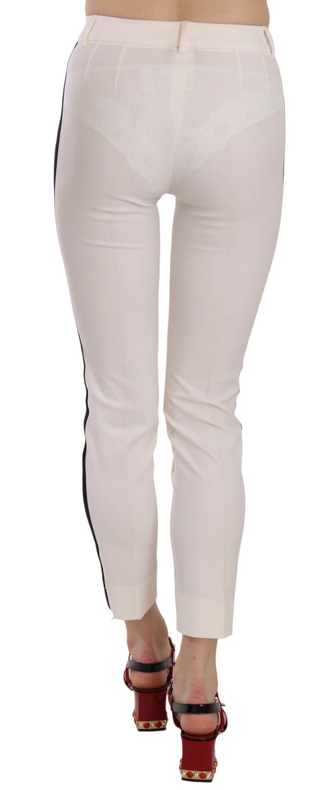 Elegantes pantalones cortos de lana con rayas laterales