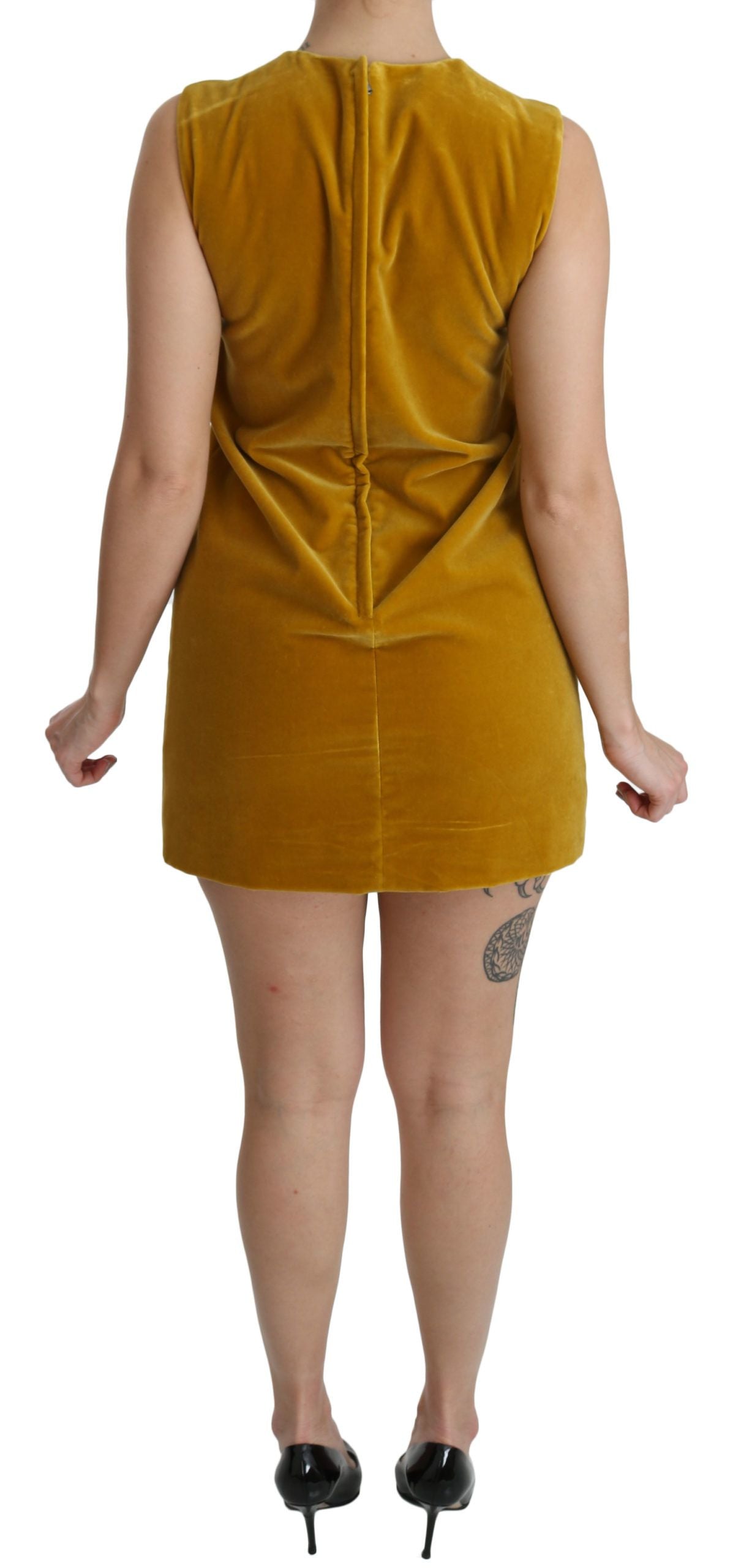 Vestido corto recto de terciopelo mostaza