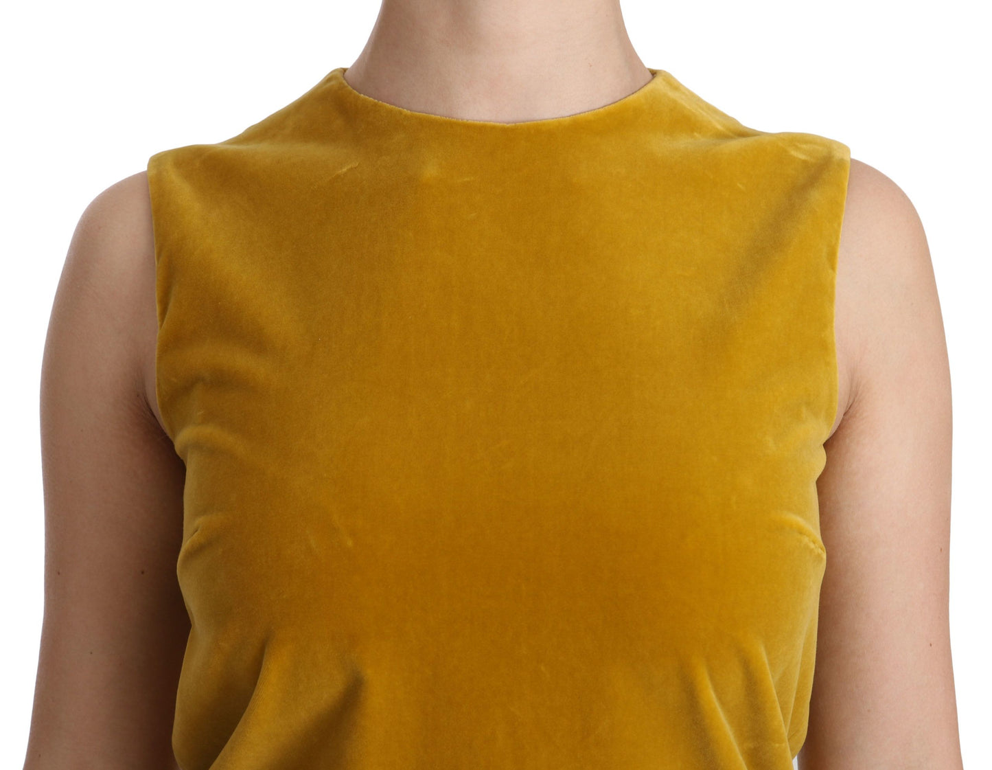 Vestido corto recto de terciopelo mostaza