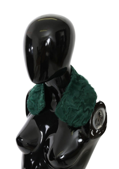 Elegante bufanda de piel de cordero en un verde exuberante