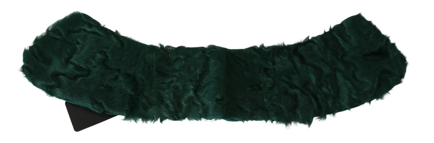 Elegante bufanda de piel de cordero en un verde exuberante