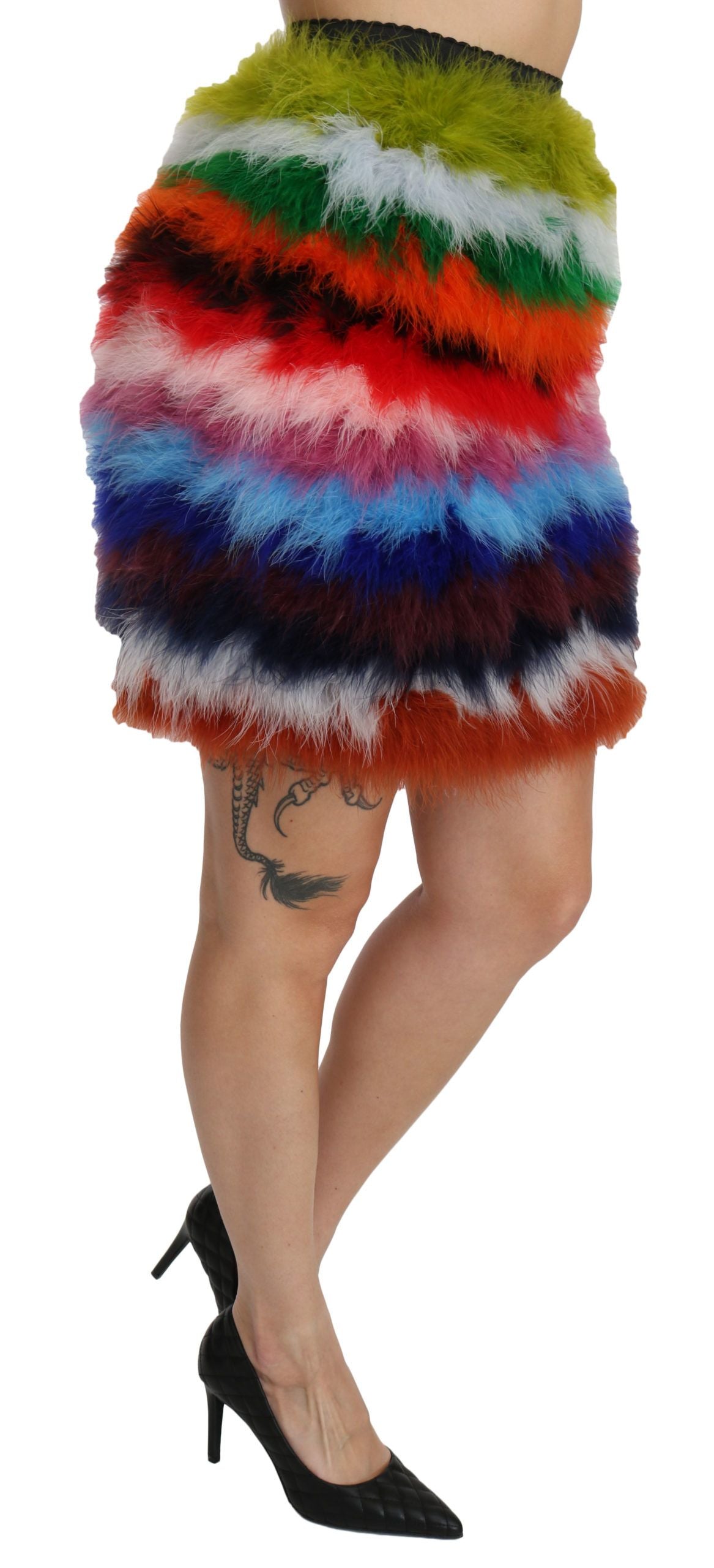 Falda elegante de cintura alta adornada con plumas