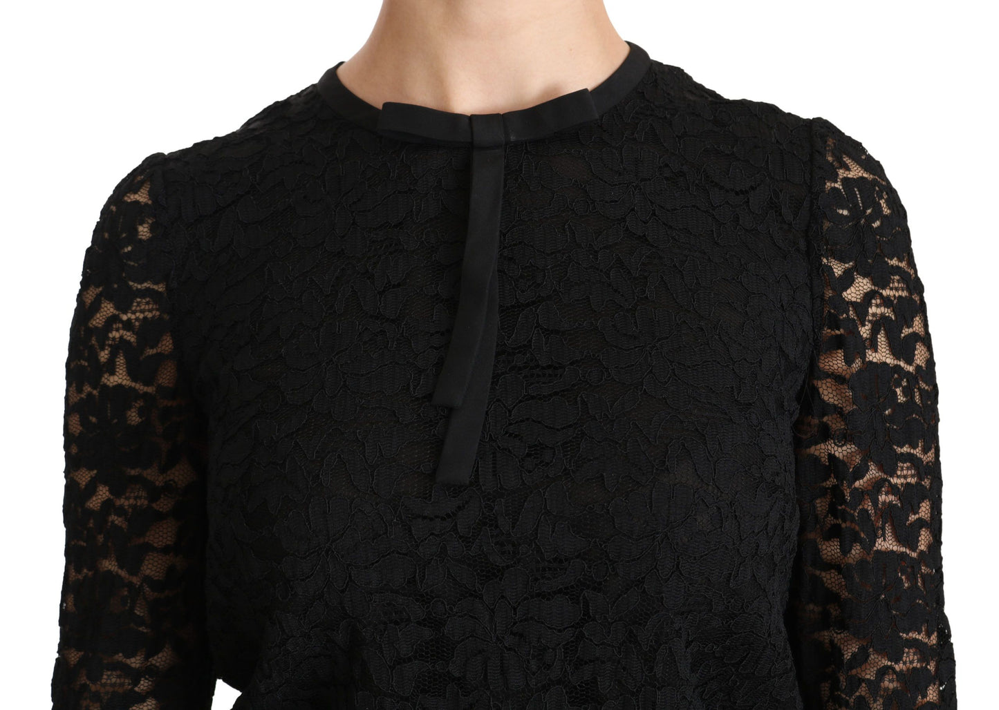 Elegante blusa de encaje negro con cuello redondo