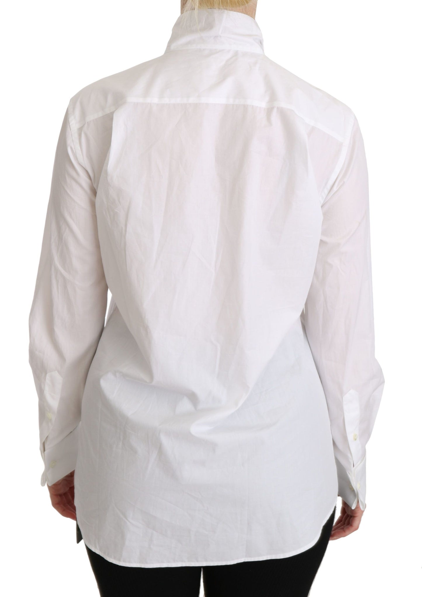Elegante polo blanco de cuello alto