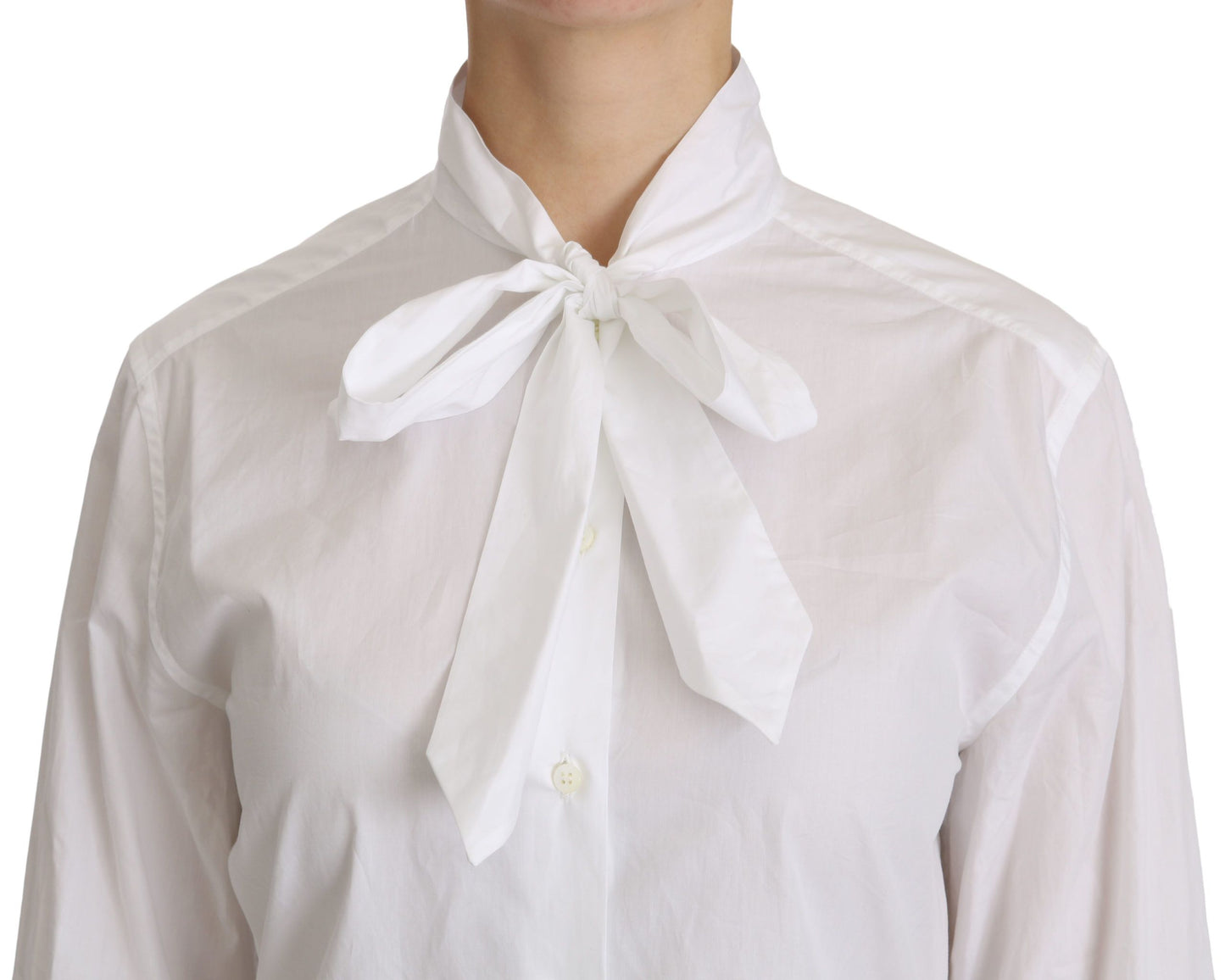Elegante polo blanco de cuello alto