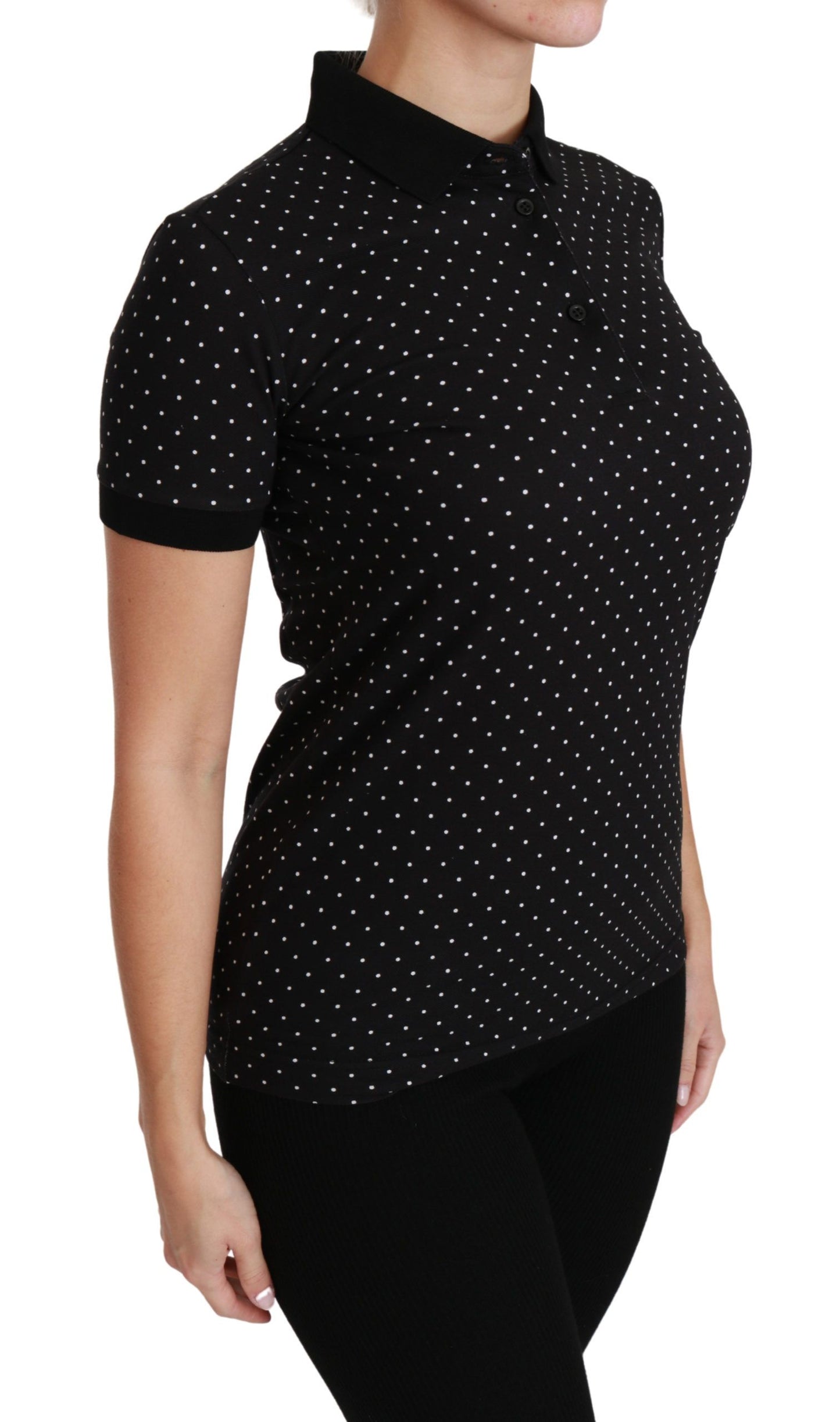 Elegante polo negro de lunares