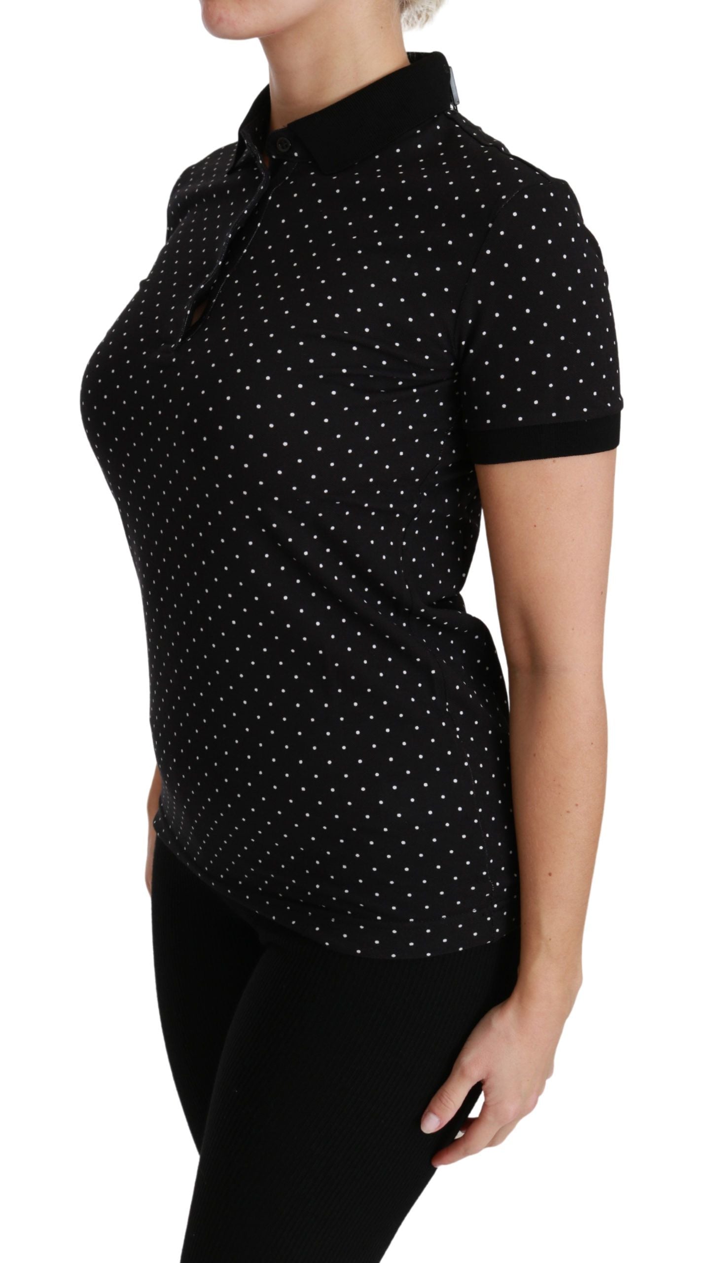 Elegante polo negro de lunares