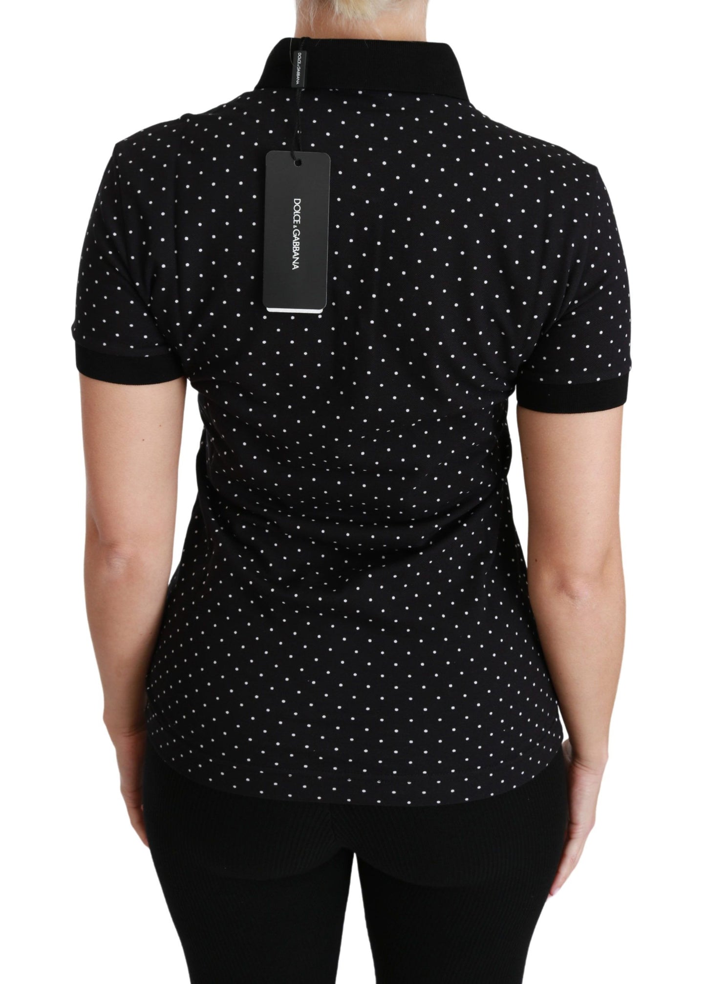 Elegante polo negro de lunares