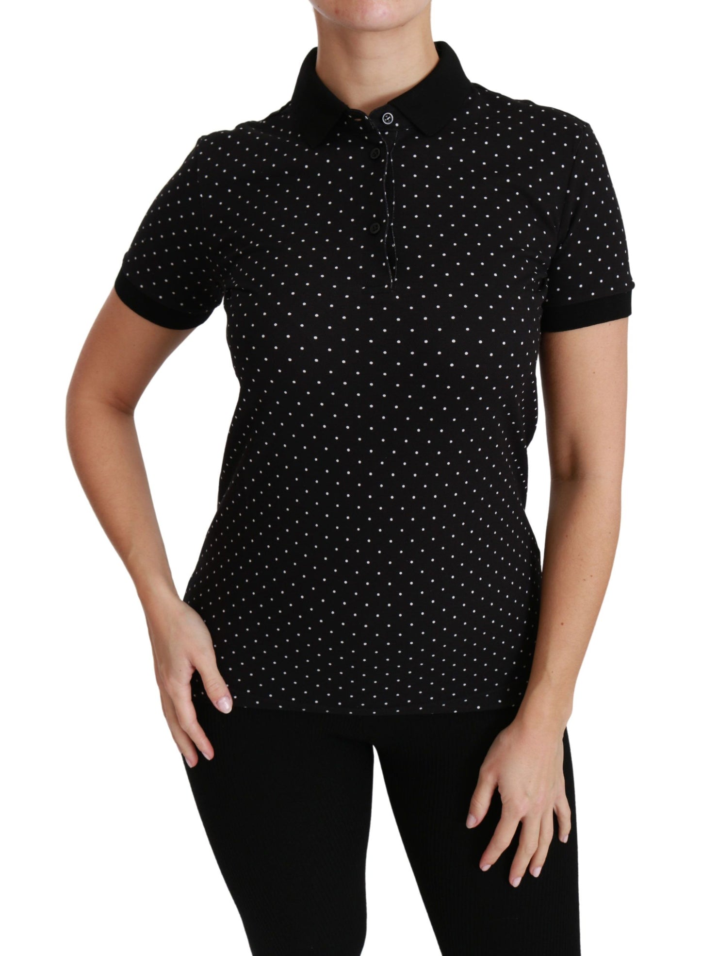 Elegante polo negro de lunares