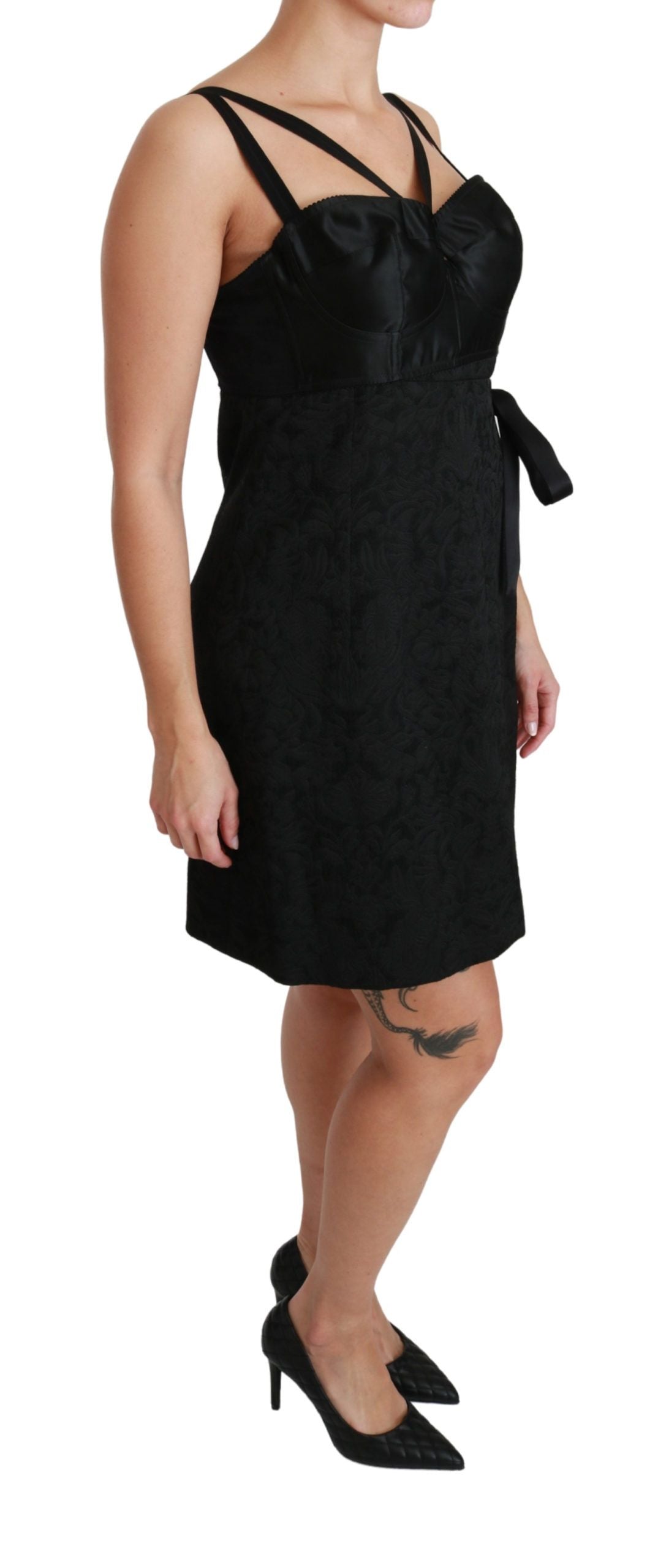 Elegante vestido negro de jacquard