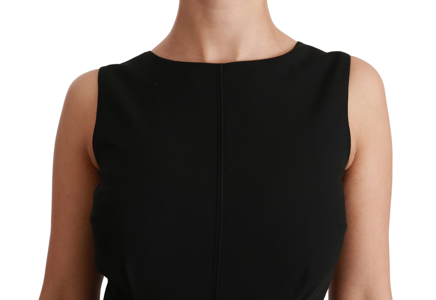 Elegante vestido negro hasta la rodilla