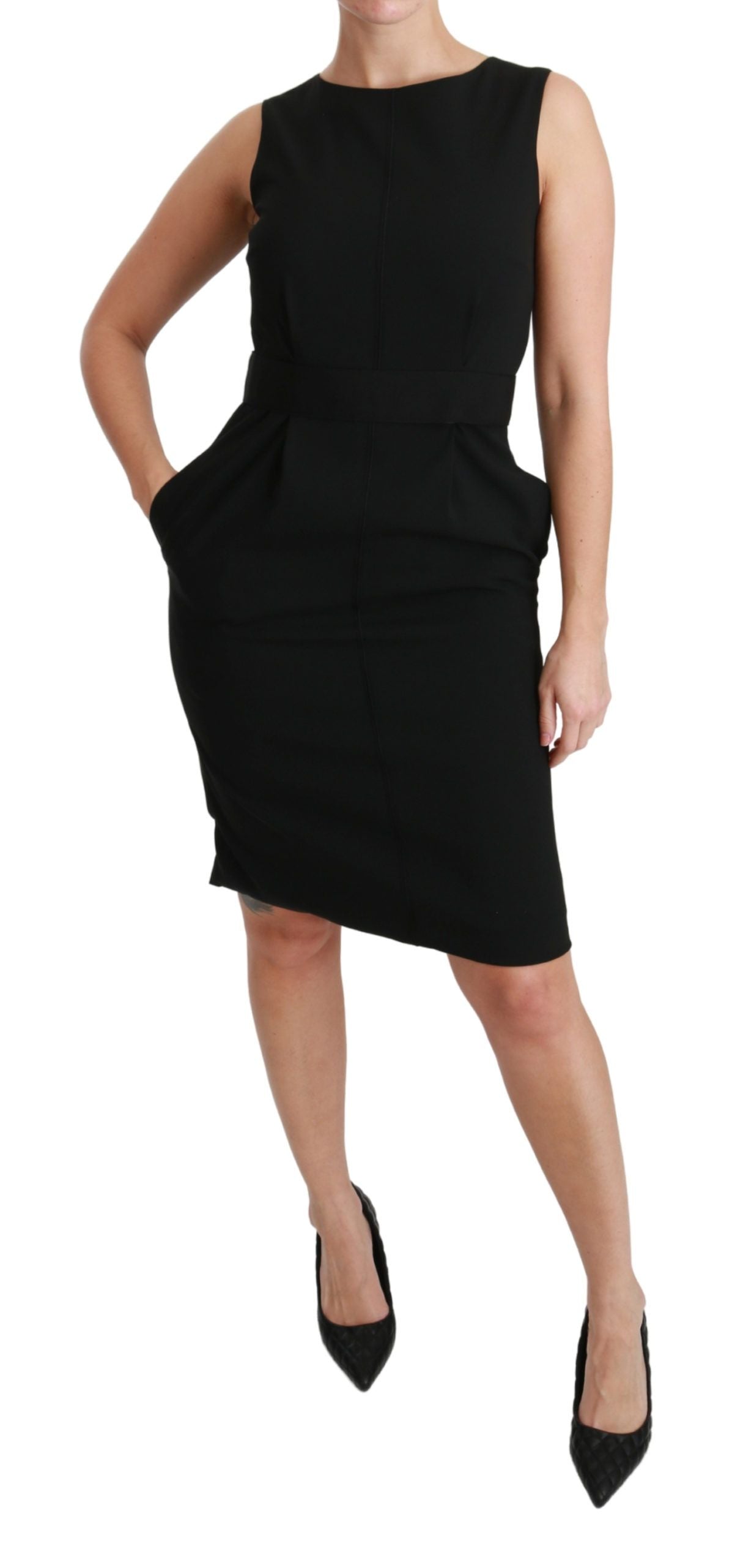 Elegante vestido negro hasta la rodilla
