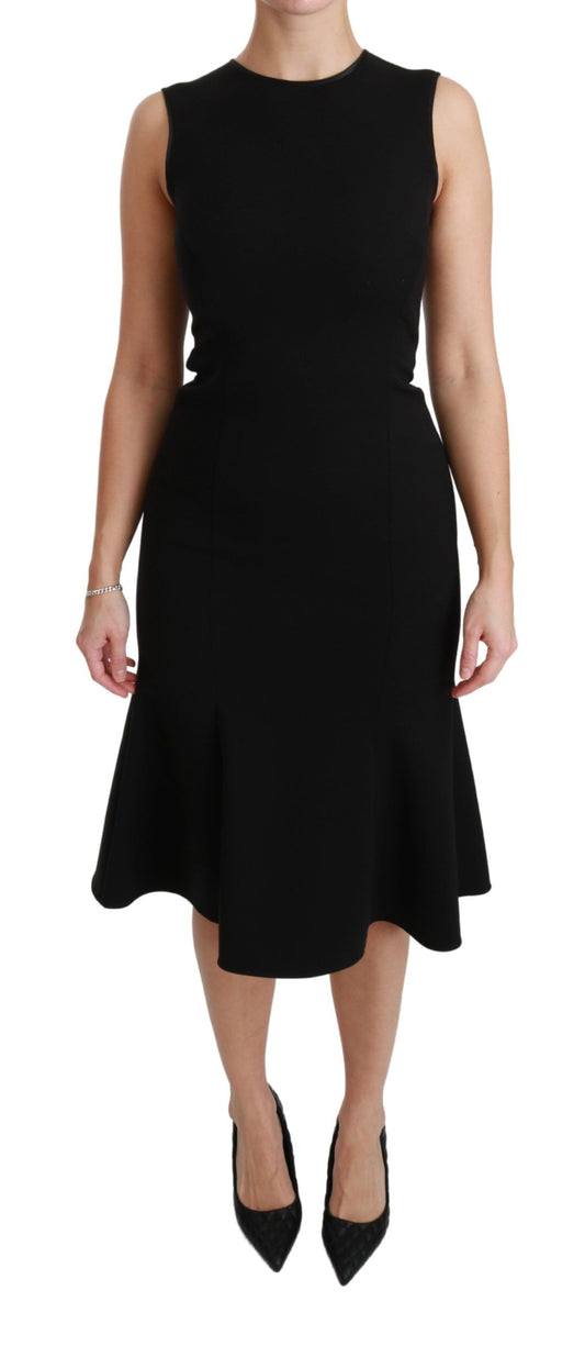 Elegante vestido negro de mezcla de lana con corte acampanado