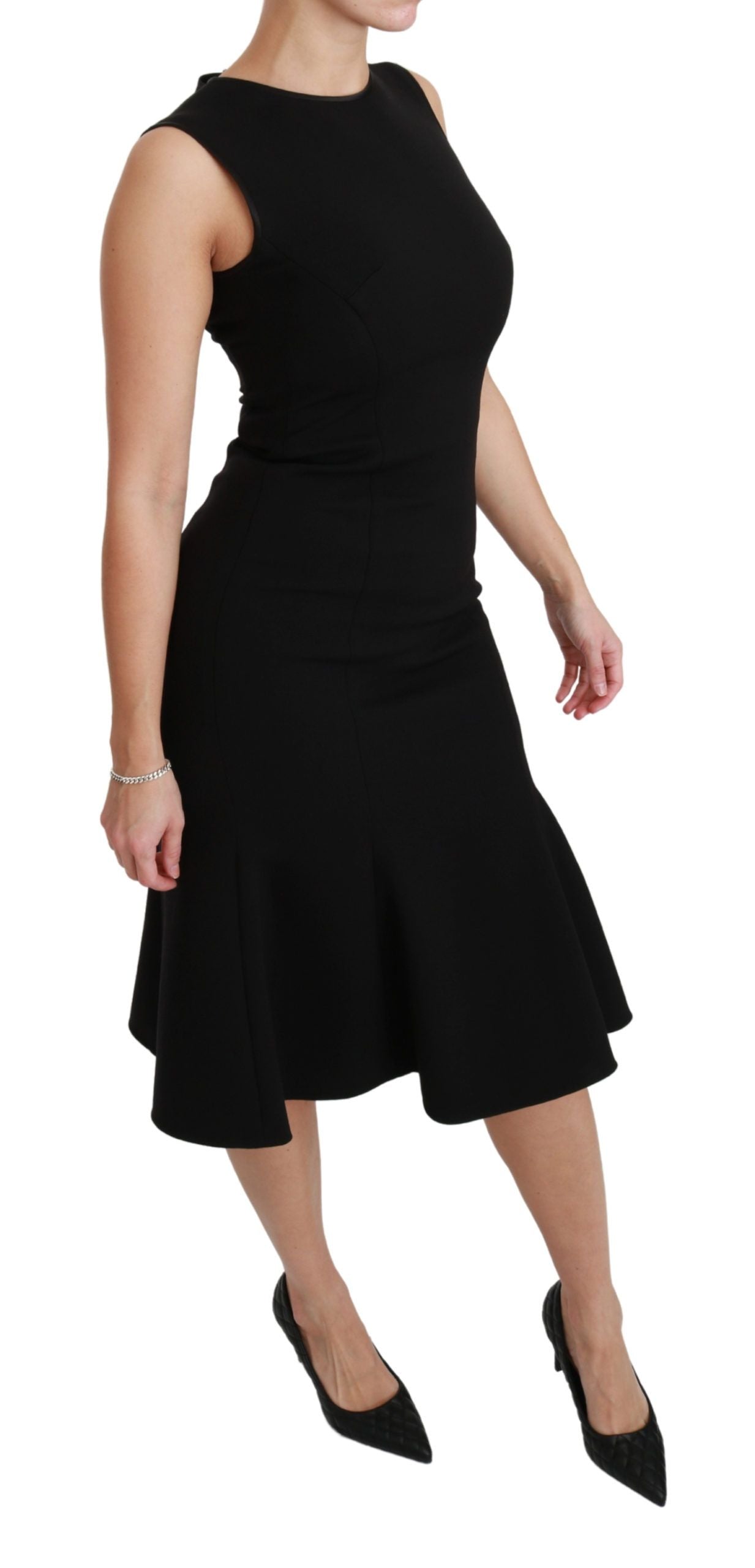 Elegante vestido negro de mezcla de lana con corte acampanado