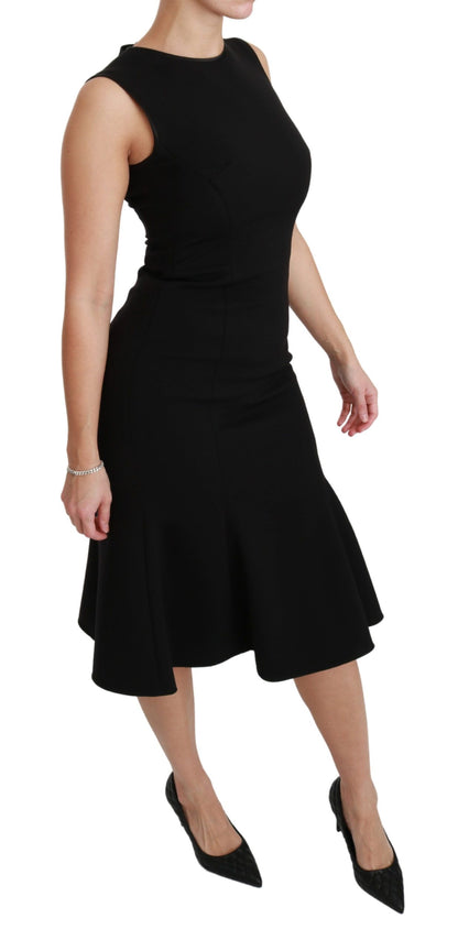 Elegante vestido negro de mezcla de lana con corte acampanado