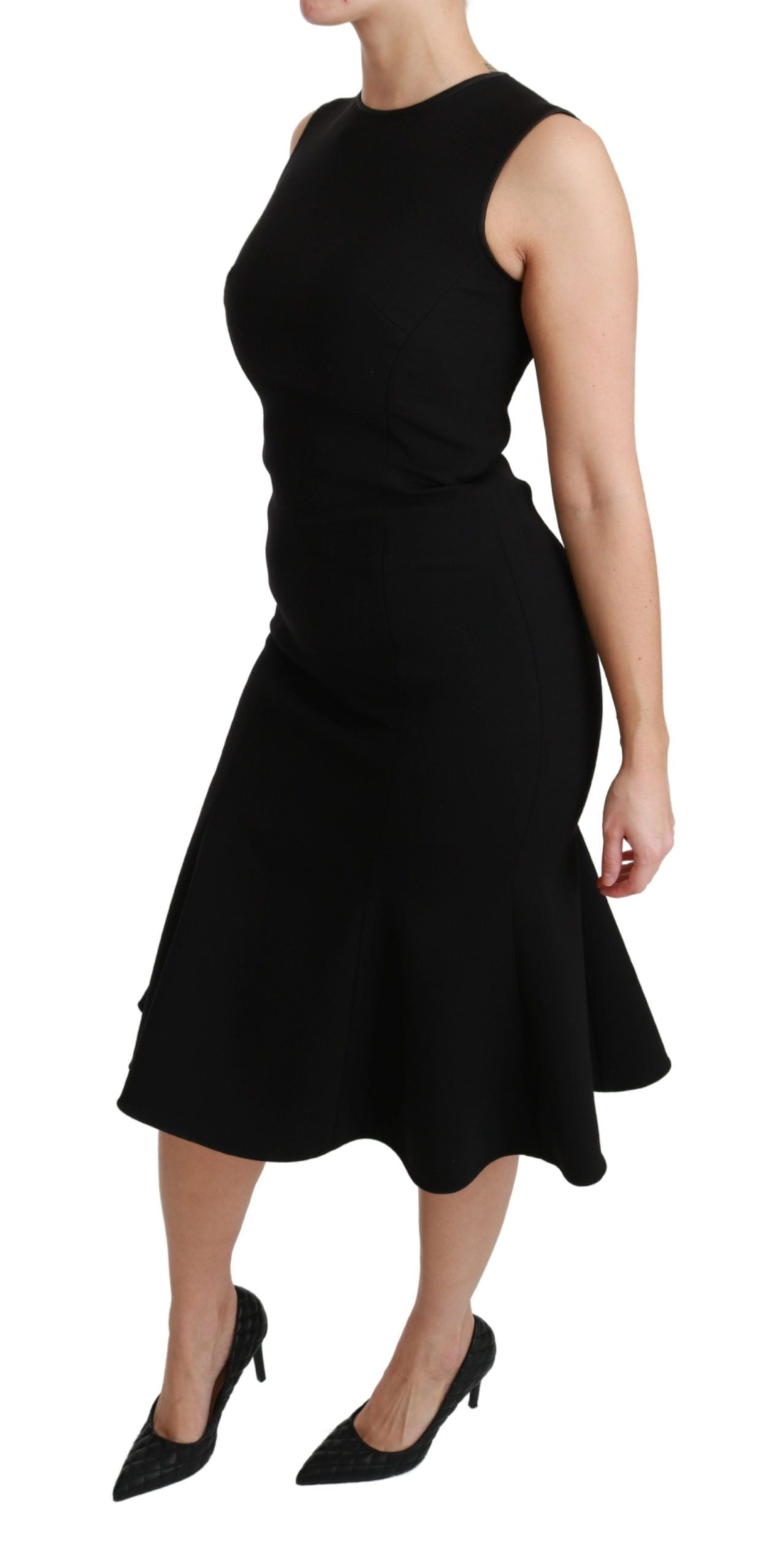 Elegante vestido negro de mezcla de lana con corte acampanado