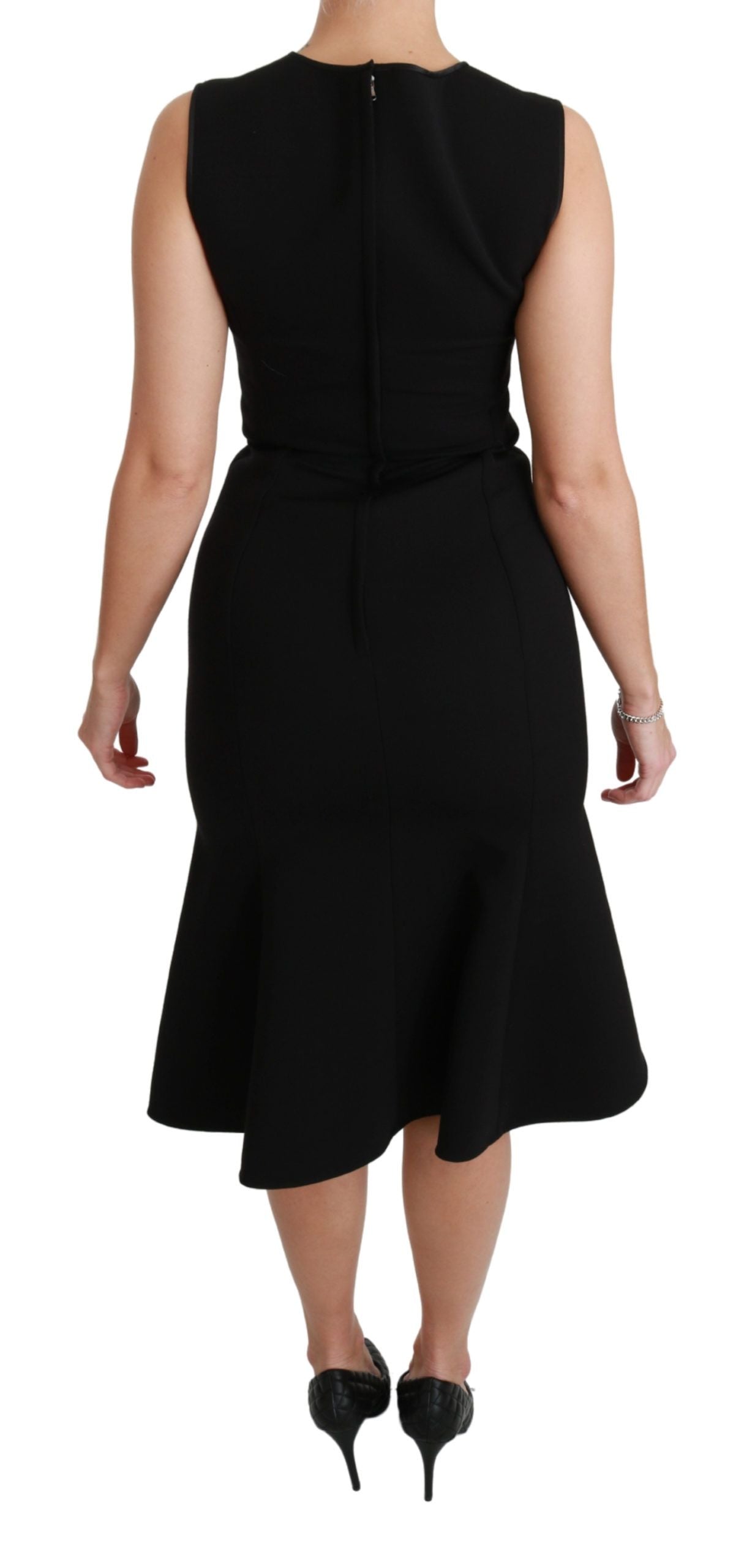 Elegante vestido negro de mezcla de lana con corte acampanado