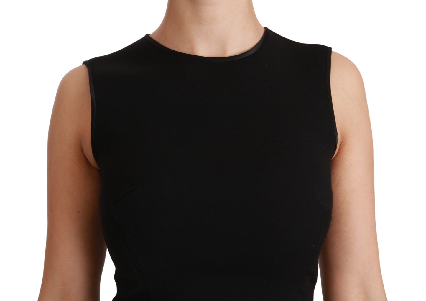 Elegante vestido negro de mezcla de lana con corte acampanado