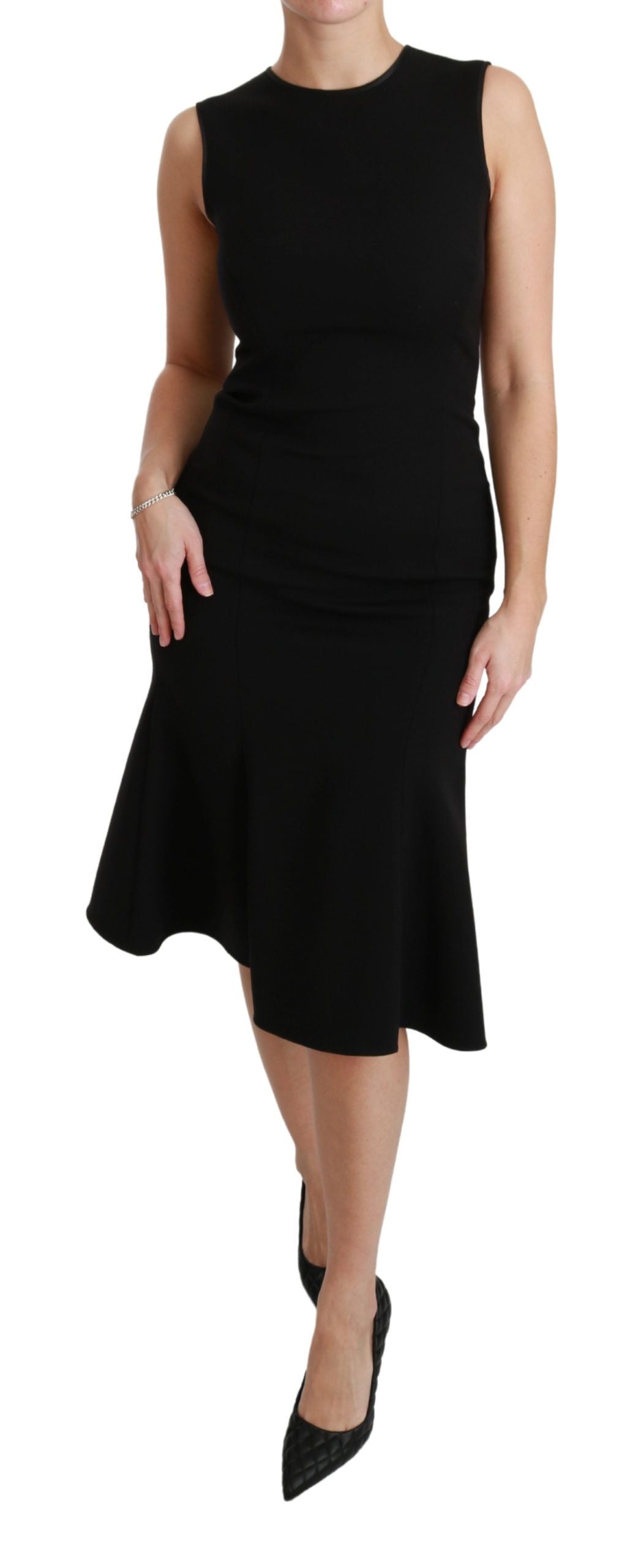 Elegante vestido negro de mezcla de lana con corte acampanado