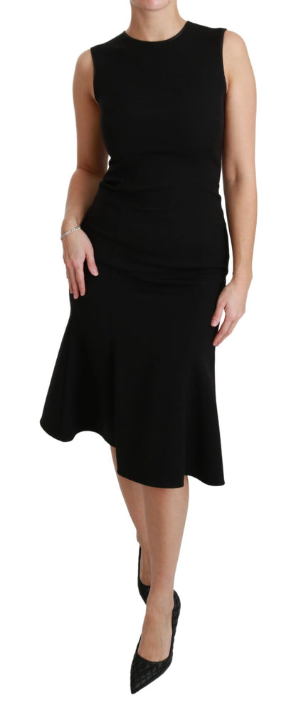 Elegante vestido negro de mezcla de lana con corte acampanado