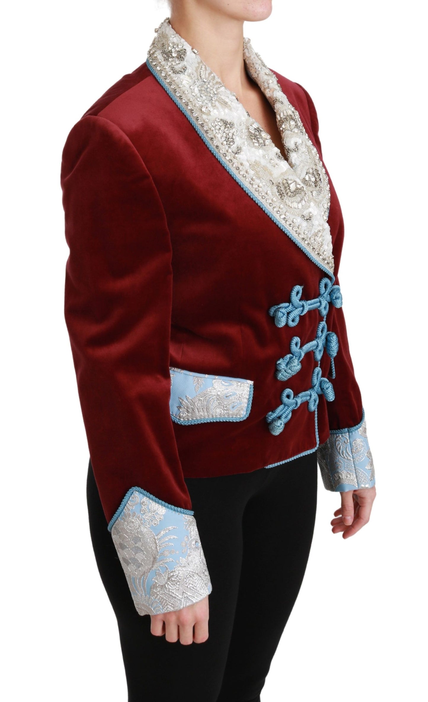 Blazer rojo opulento con detalles barrocos