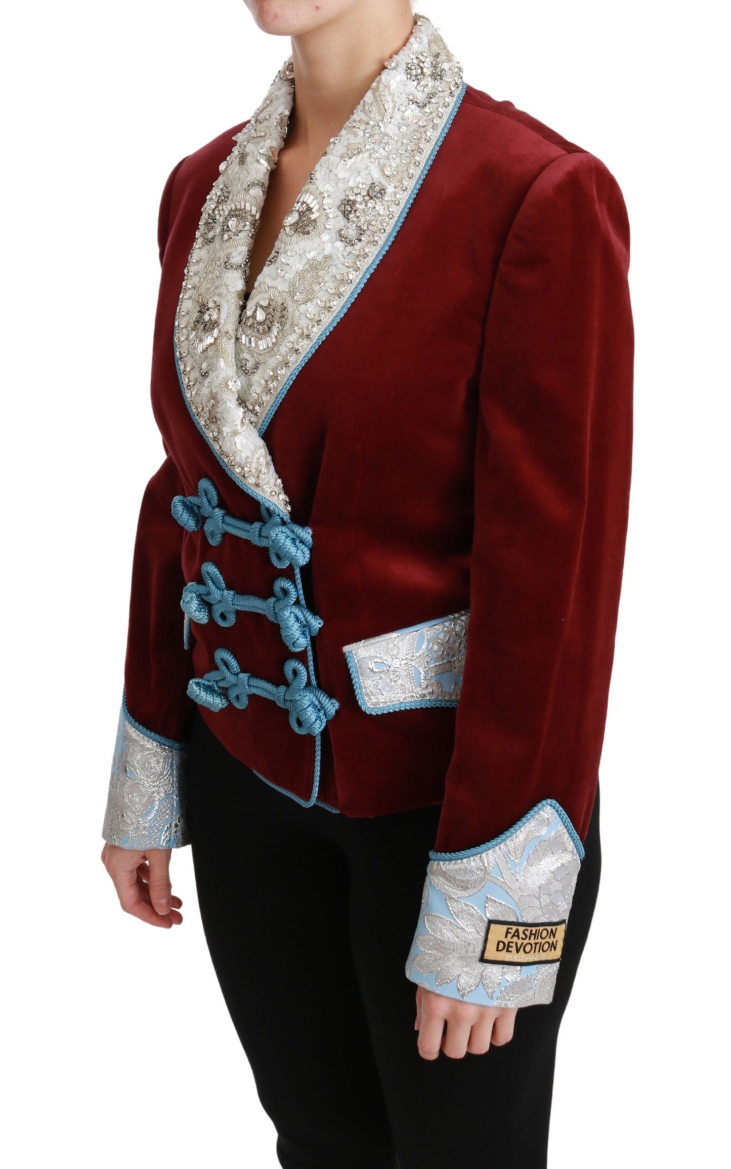 Blazer rojo opulento con detalles barrocos