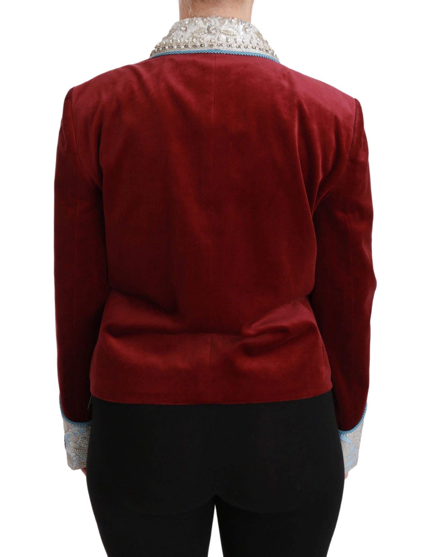 Blazer rojo opulento con detalles barrocos