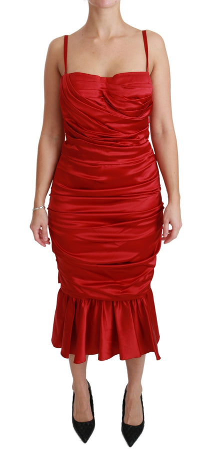 Exquisito vestido midi entallado y acampanado de seda roja