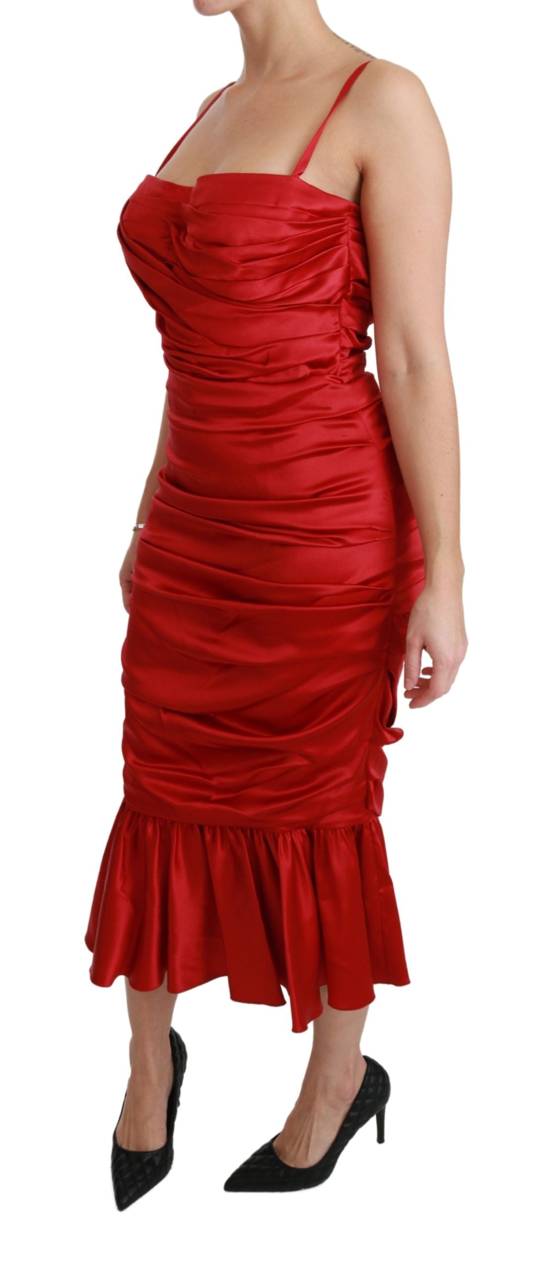 Exquisito vestido midi entallado y acampanado de seda roja