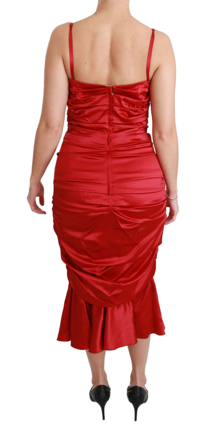 Exquisito vestido midi entallado y acampanado de seda roja