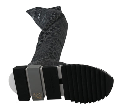 Botines elegantes de leopardo por encima de la rodilla