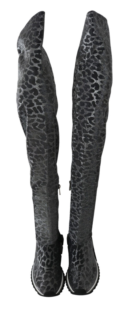 Botines elegantes de leopardo por encima de la rodilla