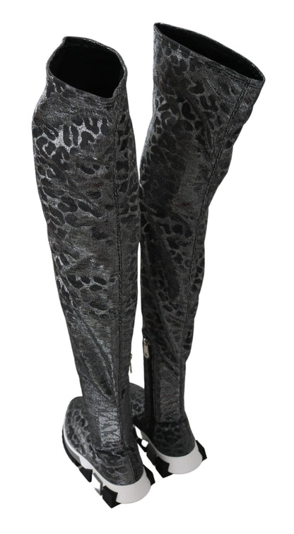 Botines elegantes de leopardo por encima de la rodilla